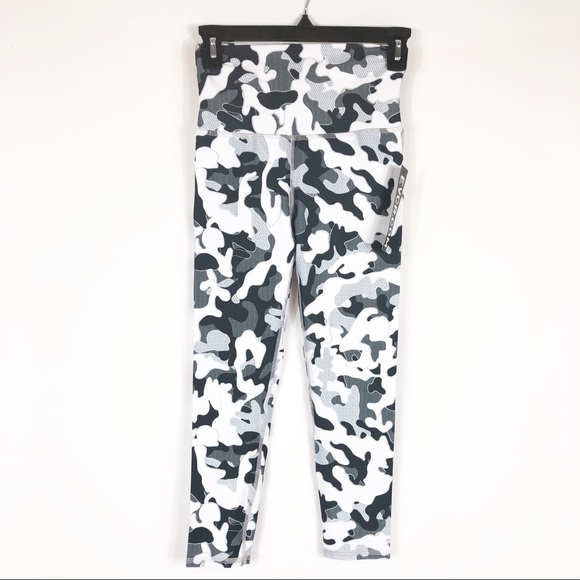 NWT EVCR B/W Camo Print 22" Crop Leggings Black Gray XSmall - Picture 3 of 8